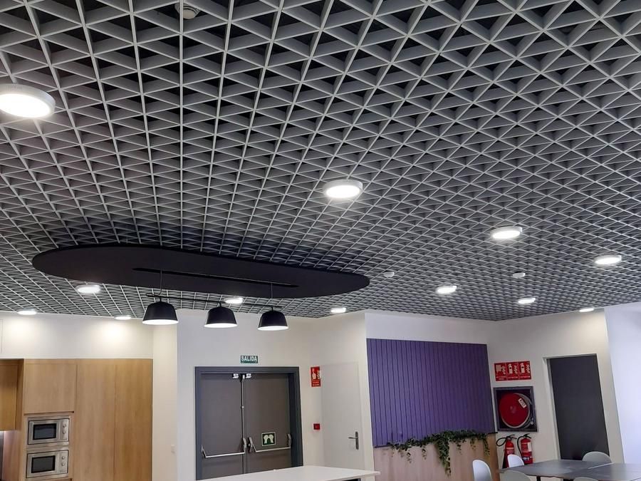 Plafond technique avec éclairage intégré