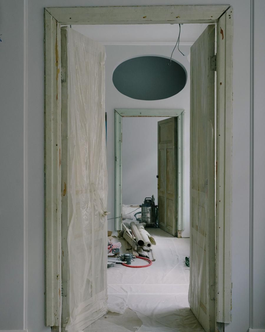 Appartement en cours de travaux, portes déposées