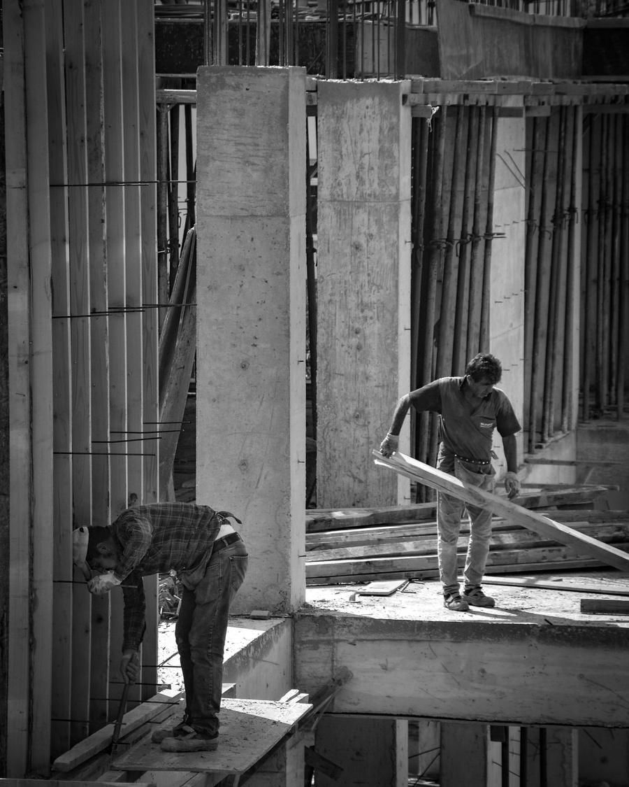 Ouvriers sur une structure en béton
