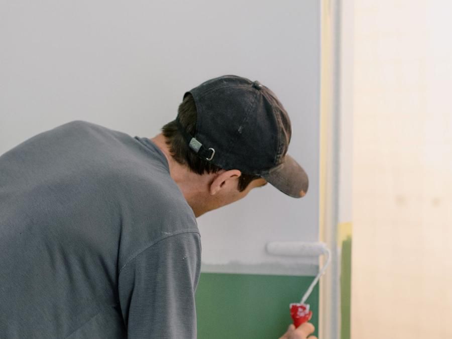 Ouvrier en train de rénover un mur intérieur
