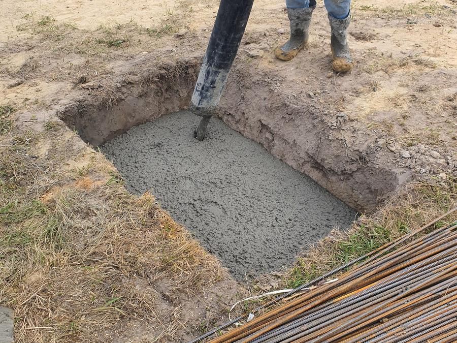 Béton coulé dans une fouille de fondation