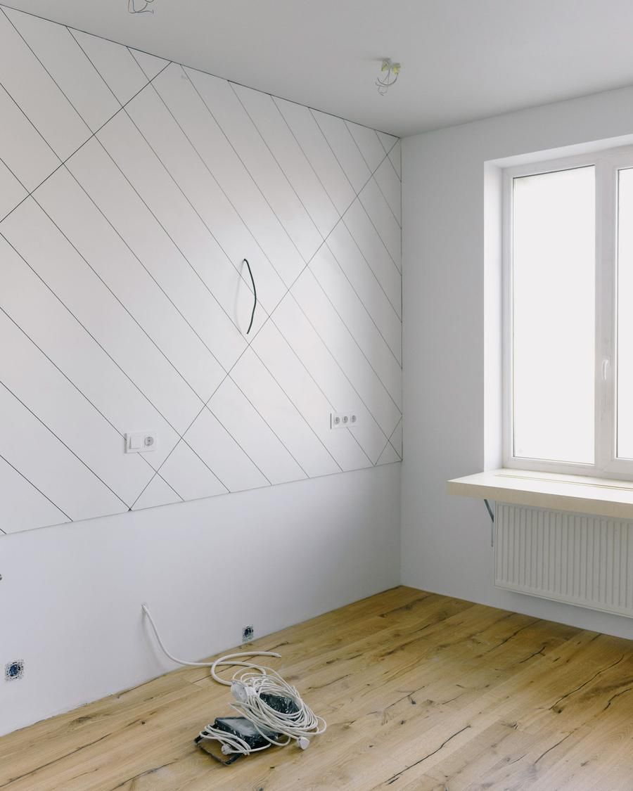 Pièce rénovée, murs blancs et parquet neuf