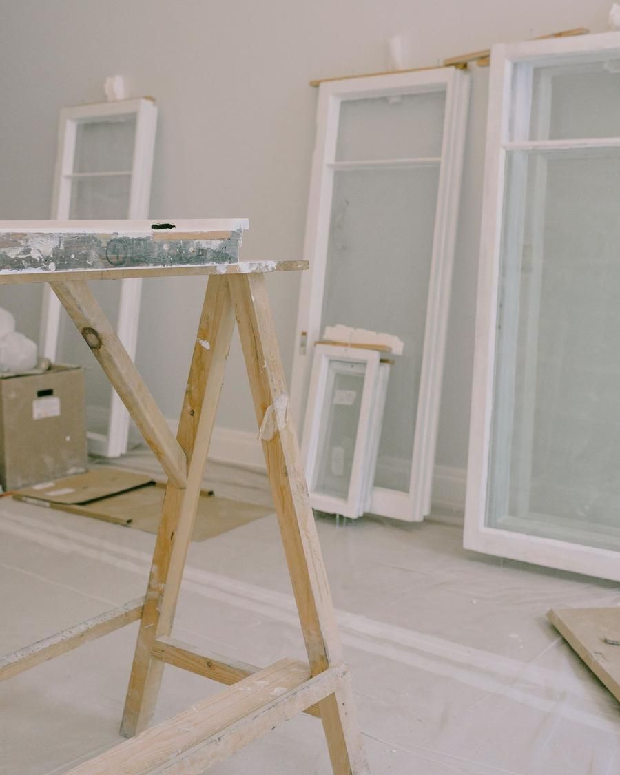 Pièce en chantier avec menuiseries déposées