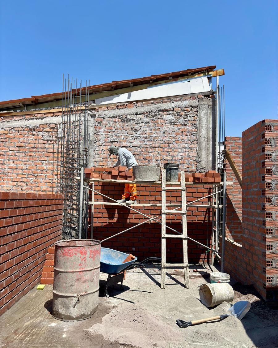 Maçons au travail sur un chantier